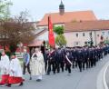 Bild: do
Angeführt von der Musikkapelle Dießfurt und dem liturgischen Dienst ging der "Kirchzug" nicht zu St. Anna, sondern zum Festgelände vor dem neuen Zuhause der Wehr