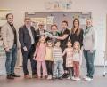 Bild: Michael Golinski, Stadt Amberg/exb
Bei der symbolischen Übergabe (von links): Michael Trummer (Caritas), Oberbürgermeister Michael Cerny, Thomas Boss (Leiter Jugendamt), Brigitte Netta und Isabella Kummert (beide DigiMINT-Kids), Karoline Gajeck (Stadtwerke) und Susanne Augustin (Leiterin Referat für Jugend, Senioren und Soziales).