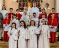 Bild: Thomas Betz
Die Erstkommunionkinder betteten die Ministranten als Gruppe ein. Mit dabei Klassenlehrerin Magdalena Sturm, Pastoralassistentin Andrea Zeller (von links), Pfarrer Berthold Heller (hinten, rechts) und Lehrerin Claudia Spitzkopf (rechts).