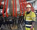 Bild: IHK/Dagmar Gutbrod
Marina Duscher, hier an ihrem Arbeitsplatz bei den Amberger Kaolinwerken, ist als bundesweit beste Auszubildende zur Verfahrensmechanikerin in der Steine- und Erdenindustrie ausgezeichnet worden.
