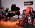 Bild: Krones
Eeco Rijken Rapp (links) und David Herzel von der Band Boogielicious bei ihrem Auftritt in der Kulturscheune in Elbart.