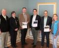 Bild: Regierung der Oberpfalz/Schmied/exb
Eine detaillierte Studie zur Machbarkeit des Naturparkzentrums in Hohenburg reichten die Verantwortlichen persönlich bei der Regierung ein (von links): Markus Dollacker, Isabel Lautenschlager, Florian Junkes, Florian Luderschmid, Horst Schmid und Stefanie Graml.