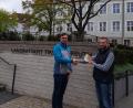 Bild: Andreas Grillmeier/exb
David Runschke (links) vom Landratsamt nahm die Spende von Andreas Grillmeier in Empfang.