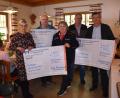 Bild: ubb
Mit viel Freude nahmen Walter Brucker, Hartmut Ordnung, Barbara Faltenbacher und Herbert Putzer (von rechts) die Spenden in Höhe von je 1000 Euro von Frauenbund-Vorsitzender Christa Stock (links) entgegen.