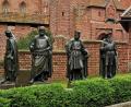 Bild: Michael Juhran/dpa
Als Statuen verewigt: Vier der Großmeister des Deutschen Ordens in der Marienburg.