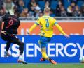 Bild: Swen Pförtner/dpa
Regensburgs Prince Osei Owusu (l) schießt das Tor zum 2:1.