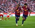 Bild: Tom Weller/dpa
Christopher Nkunku und Dominik Szoboszlai jubeln. Die Leipziger beendeten wohl die bayerischen Meisterträume.