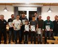 Bild: fks
Geehrt wurden unter anderem (von links): Vorsitzender Peter Schieder, Peter Stiewing, Philipp Käs, Markus Köllner, Noah Lenk, Simon Prucker, David Hansbauer, Erwin Riedl, Stefan Neugirg und der scheidende Dritte Vorsitzende Uli Schwamberger.