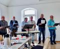 Bild: I. Freisinger/exb
Die Hahnbacher Sänger begeisterten beim Seniorennachmittag in Hahnbach, rechts Seniorenbeauftragter Erich Freisinger.