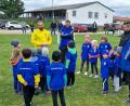 Bild: gmü
Auch die Eltern der jungen Fußballer sind neugierig auf die zukünftigen sportlichen Aktivitäten ihrer Kinder. Trainer Emmanuil Vurnuxusis (links) und Christian Bauer (rechts) erklären die ersten Ballübungen.