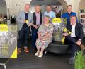 Bild: ass
Sie freuen sich und versprechen Großes für das Amberger Sommerfestival (von links): Kulturreferent Fabian Kern, Norbert Fischer (Vorsitzender der Freunde des Stadttheaters), Bettina Weisheit (Leiterin der Stadtbibliothek), Reiner Volkert (Leiter Kulturamt), Maximilian Hahn (Stadtbau, Sponsor) und Oberbürgermeister Michael Cerny.