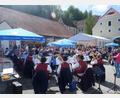 Bild: bö
Am Maifest der Trachtenkapelle Hohenburg ist man an Christi Himmelfahrt einfach nicht vorbeigekommen. Gutes Essen und gute Musik hatte dazu eingeladen.