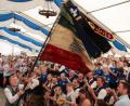 Bild: gri
Die Fahnenparade war der Höhepunkt des Festzuges. Benno Riß durfte die 100 Jahre alte Burschenfahne ins Festzelt tragen.