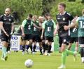 Bild: Hubert Ziegler
Kollektiver Jubel bei den Ammerthaler Spielern mit dem Führungstorschützen Anton Shynder (hinten Zweiter von links) und dem Siegtorschützen Raffael Kobrowski (hinten Dritter von links), während die Gebenbacher Niko Becker (links) und Ausgleichstorschütze Eric Johnson (rechts) enttäuscht sind.