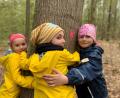 Bild: Stefanie Roth
Drei Mädchen umarmen einen Baum. Wie sich das anfühlt? "Kuschelig", sagt eines von ihnen. Die Kinder der Kita Speinshart fühlen sich auf ihrem Waldplatz sichtlich wohl.