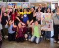 Bild: Kunz
Ihre Bilder kamen in die Endauswahl. Jetzt freuen sich die Schüler über Preise – besonders natürlich die Siegerin, Franziska Schmitz-Valckenberg (mit Plakat) vom Elly-Heuss-Gymnasium.