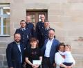 Bild: Stadt Kemnath/exb
Den Lebensrettern Dennis Walberer (vorne, Zweiter von links) sowie Dominik und Arnold Neuendorf (zweite Reihe von links) galt der Dank der Bürgermeister Hans Walter und Roman Schäffler (vorne von links) sowie der beiden Polizeibeamten Bernhard Gleißner und Harald Fuchs (hinten von links). Mit auf dem Bild sind Dennis’ Mutter und Schwester (vorne rechts).