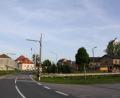 Bild: bjp
Vom Meierhofgelände bis zum Bahnhof sollen weniger Asphalt und mehr Grün das Bild des künftigen "identitätsstiftenden Ortskerns" von Trabitz prägen. Die unschöne Lagerhausscheune (links) sähe Ortsplaner Klaus Stiefler gern abgeräumt, um den Blick zu den Backsteinbauten und dem Mühlenhaus des historischen Meierhofs freizugeben.