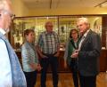 Bild: ubb
Im Ausstellungsraum wurden die Gäste von Museumsleiter Manfred Kopp (re.) ausführlich über die Exponate und ihre Entstehungsgeschichten aufgeklärt.