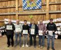 Bild: tok
Robert Krauss, Johann Albrecht, Jakob Haberkorn, Peter Bugera, Gerhard Wittmann und Maximilian Renner (von links) punkten beim Preisschafkopf.