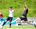 Bild: Thomas Schrems
Andreas Gradl (rechts) vom FC Tirschenreuth versucht, eine Flanke von Arzbergs Lukas Graf zu verhindern.