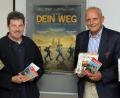 Archivbild: Petra Hartl
So sah das 2012 aus: (von links) Uwe Ibl, Hans Bräuer, Pfarrer Herbert Sörgel und Manfred Hartung bewarben das damals 50. Filmgespräch. Jetzt steht das 90. an - zufällig erneut zum Thema Jakobsweg.