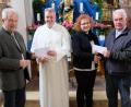Bild: do
Die Organisatoren Werner Kosmale (links) und Josef Kämpf (rechts) überreichten aus dem Erlös des Marienkonzerts in Speinshart Spenden an Prior Pater Adrian Kugler und an Maria Kämpf von der Selbsthilfegruppe für Schlaganfallpatienten in Weiden und Umgebung.