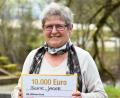 Bild: GKL Willi Weber/exb
Beate Jäger freute sich über den Gewinn von 10.000 Euro.