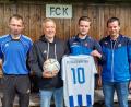 Bild: gmü
Christian Malek (Zweiter von links) ist neuer Trainer beim FC Kaltenbrunn. Vorsitzender Andreas Malzer (von links) dankte zudem Jonas Trisl und Christian Bauer, die als Interimslösung eingesprungen waren.