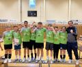 Bild: Drechsel/exb
Die erfolgreiche U15 des VC DJK Amberg mit Trainer Florian Birner (rechts).