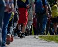 Archivbild: Armin Weigel/dpa
Zahlreiche Pilger starten zur größten Fußwallfahrt Deutschlands. Von Donnerstag bis Samstag wollen die Gläubigen von Regensburg aus ins 111 Kilometer entfernte Altötting laufen, dabei schließen sich immer wieder Pilger dem kilometerlangen Zug an.