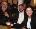 Bild: kro
Per Handschlag besiegelten Helmut Übelacker (links) und Ministerin Michaela Kaniber, dass sie ihn auf seinem Hof in Groppenheim besucht. Stellvertretender BBV-Kreisobmann Hubert Schicker war Zeuge.