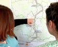 Bild: Gabi Schönberger
Josephin Mühlbach, bei Tennet zuständig für die Genehmigungsplanung des Süd-Ost-Link, erklärt am Montag den Verlauf des Trassenvorschlags durch den Landkreis Neustadt/WN und die Stadt Weiden.
