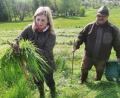 Bild: soj
Carola Reger und Michael Sticht bei der Rettung eines Rehkitzes vor dem Mähtod.