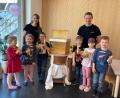 Bild: ubb
Die Imker Christina und Benjamin Trenner (hinten) vermittelten ihr Wissen über Bienen im BRK-Kindergarten „Weltentdecker“. Die Kinder erfuhren wie Honig hergestellt wird und bastelten eine Kerze aus Bienenwachs.