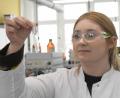 Bild: Gabi Schönberger
Eine Synlab-Mitarbeiterin begutachtet eine Phiole mit einer Haarprobe. Mit Hilfe modernster Technik lassen sich darin selbst kleinste Spuren von Drogen nachweisen.