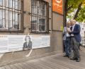 Bild: René Jungnickel / Zentralwerk
Die beiden Söhne Leonhard (links) und Michael Brenner neben der Gedenktafel auf dem Geländer des Zentralwerks in Dresden.