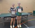 Bild: öt
Selina Dötterl (links) und Nele Philipp (rechts) waren von ihrer Trainerin Roswitha Roth bestens auf das Turnier vorbereitet worden.