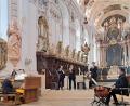 Bild: Johannes Röttges/exb
Die Bach-Trompetengala am Sonntag in der Basilika Waldsassen wurde zur besonderen Stunde. Auf der Altarinsel das Ensemble unter Leitung von Arnold Mehl, an der Orgel Prof. Edgar Krapp.