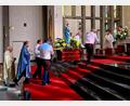 Bild: R. Kreuzer
Vier Mitglieder der Kolpingsfamilie tragen die Statue „Maria Königin“ in die geschmückte Kirche