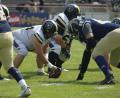 Bild: Michael Sandner/Amberg Mad Bulldogs
Ambergs Center Timothy Mc Guire (Zweiter von links) konzentriert sich auf den Beginn eines neuen Spielzuges.