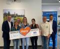 Bild: Volks- und Raiffeisenbank Falkenberg/exb
2500 Euro bekamen Falkenberger Vereine und Einrichtungen. Das Bild zeigt von links Regionalmarktleiter Berthold Bauer, Sabine Preisinger (Kindergarten St. Rita), Geschäftsstellenleiter Wolfgang Meister, Teresa Würth (Forum Falkenberg), Inge Dick (Grundschule Falkenberg), Peter Hasenfürter (OWV Falkenberg) und Individualkundenbetreuer Andreas Schuller.