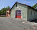 Bild: rdh
Die beiden Holzfenster auf der rechten Hausseite sind 35 Jahre. Der Austausch ist nicht Teil der Anbau-Maßnahme, deshalb hat die Feuerwehr der Stadt vorgeschlagen, diese außerhalb des bestehenden Zuschusses der Stadt auszutauschen.