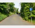 Bild: bey
Auch die beiden Straßenlampen im Kristallweg werden im Zuge der Straßenerneuerung abgebaut und durch vier neue LED-Lampen ersetzt . Baubeginn des Ausbaues des Kristallwegs ist der 31. Mai.