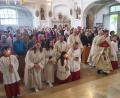 Bild: mas
Feierlicher Einzug in die geschmückte Felixkirche mit Ministranten und Geistlichkeit.