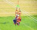 Bild: Hösamer
In luftiger Höhe hängen Monteure unter einem Hubschrauber im "Air Reach". Von der Gondel aus montieren sie Flugwarnkugeln und Vogelschutzmarker am Erdseil des neuen Ostbayernrings bei Schmidgaden.