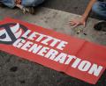Bild: Swen Pförtner/dpa/Symbolbild
Ein Aktivist der Gruppe „Letzte Generation“ blockiert eine Kreuzung.