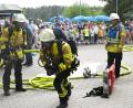 Bild: gf
Die Schlauchleitungen sind angeschlossen. Die Atemschutzträger können in den verqualmten Schuppen. Die zahlreichen Besuchern des Sommerfestes verfolgten die Einsatzübung der Feuerwehr Karmensölden.