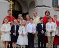 Bild: Nicole Koller
Erstkommunion in der Pfarrei St. Ursula in Ursulapoppenricht (hinten, von links): Christoph Lösch, Marlene Greil, Lena Götz, Dekan Christian Schulz, Leo Ringer und Lukas Greil;; vorn (von links): Klara Siegert, Johanna Koch, Amelie Knan, Ben Weber, Bastian Roggenhofer und Jakob Maier.