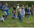 Bild: pop
Um in die Natur einzutauchen, gestalten die Teilnehmer an der Eröffnung des Waldbadepfads Kids aus Naturmaterialien ein Kreuz.